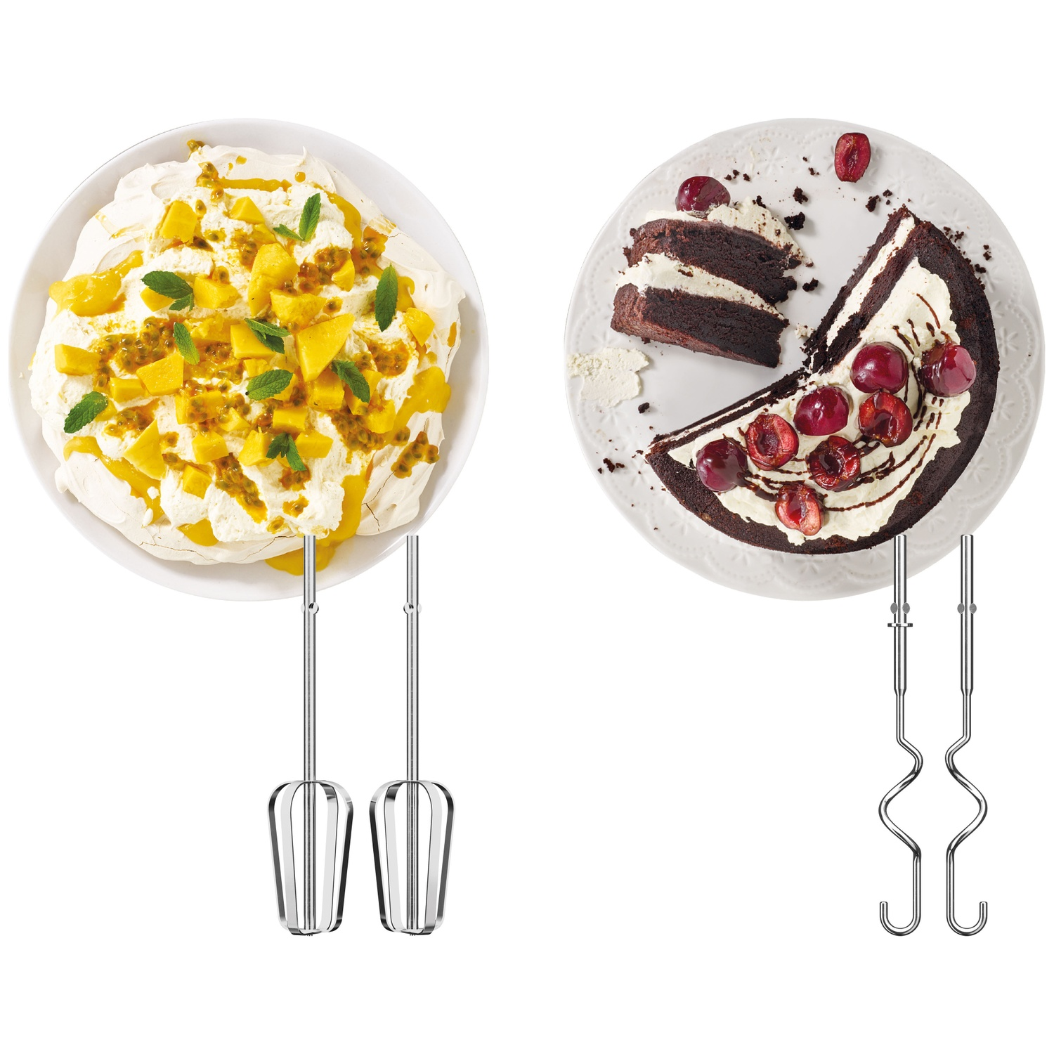 Deux assiettes avec desserts : pavlova à la mangue et au fruit de la passion, et un gâteau au chocolat aux cerises. Accessoires de mixeur en bas.