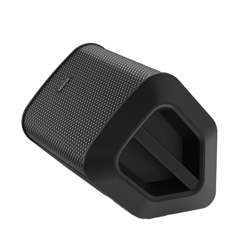 Un altavoz negro con rejilla texturizada y asa. El altavoz está en ángulo, mostrando la marca en el frente.