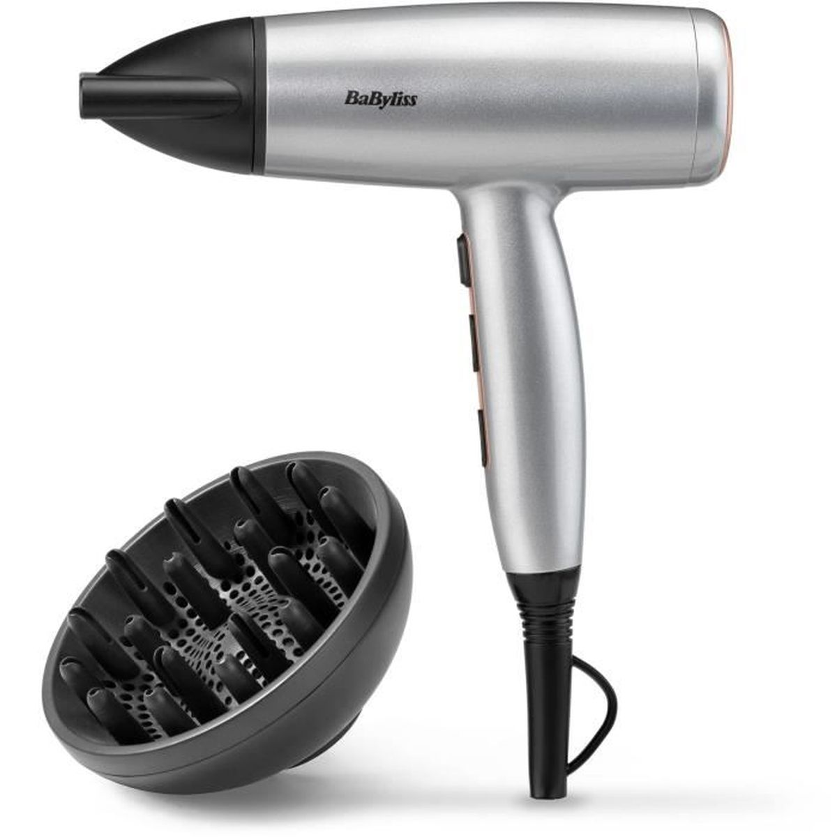 Un secador de pelo Babyliss plateado y negro con un difusor negro. El secador está sobre un fondo blanco.