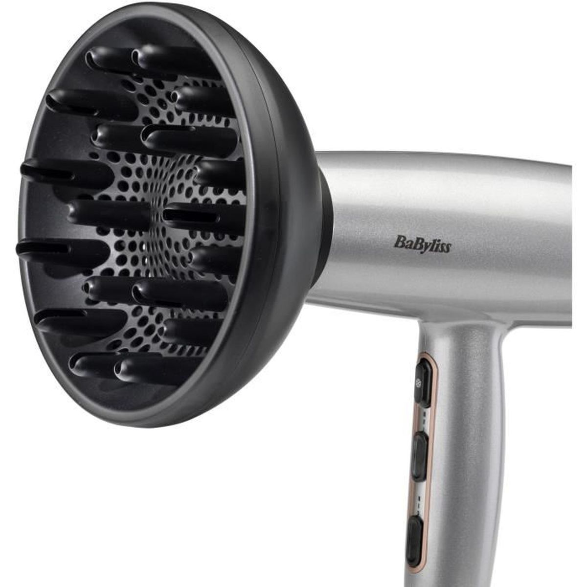 Un secador de pelo plateado Babyliss con un difusor negro. El difusor tiene numerosos dientes negros. El mango tiene botones.