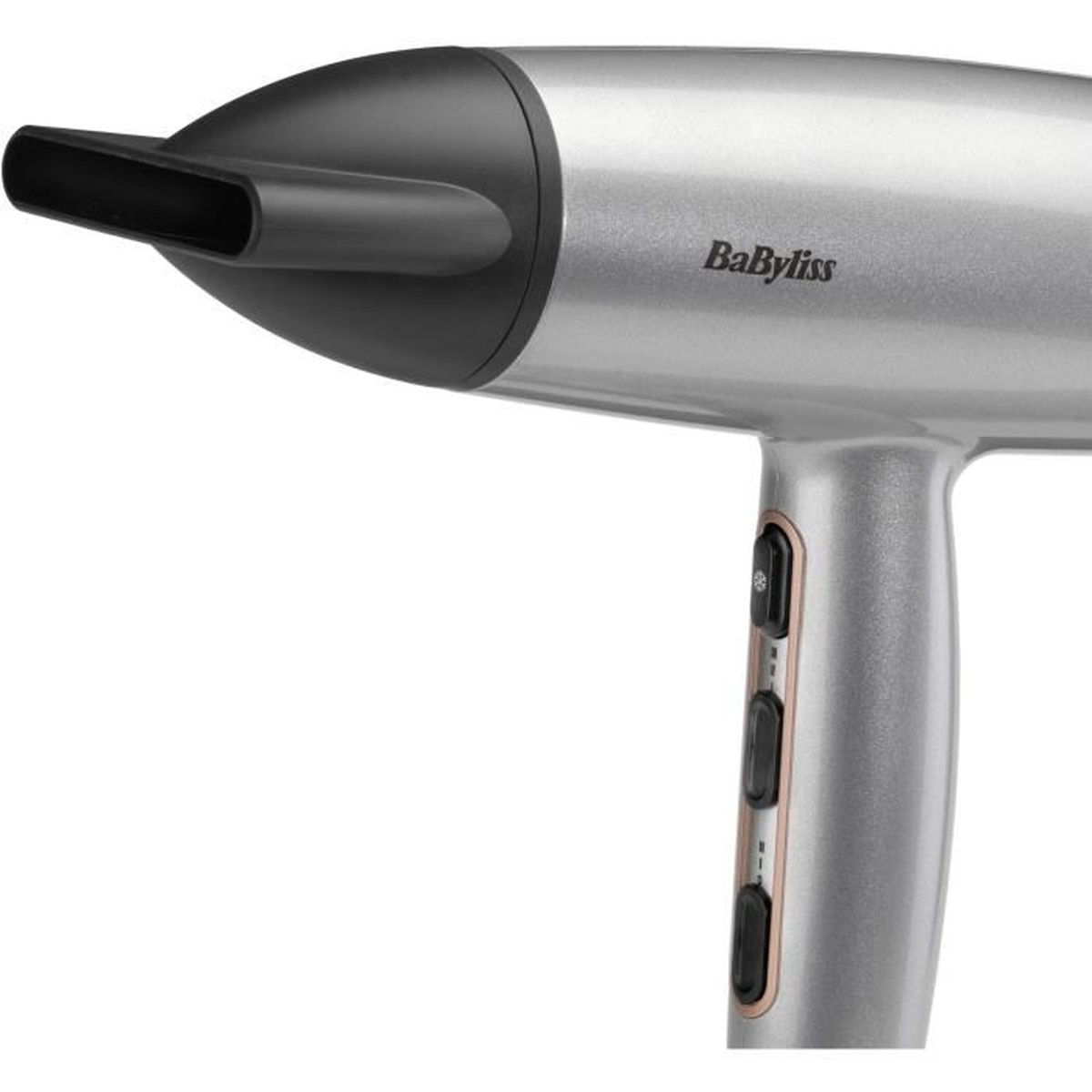 Un secador de pelo Babyliss plateado y negro. El secador tiene boquilla negra, botones en el mango y el nombre de la marca.