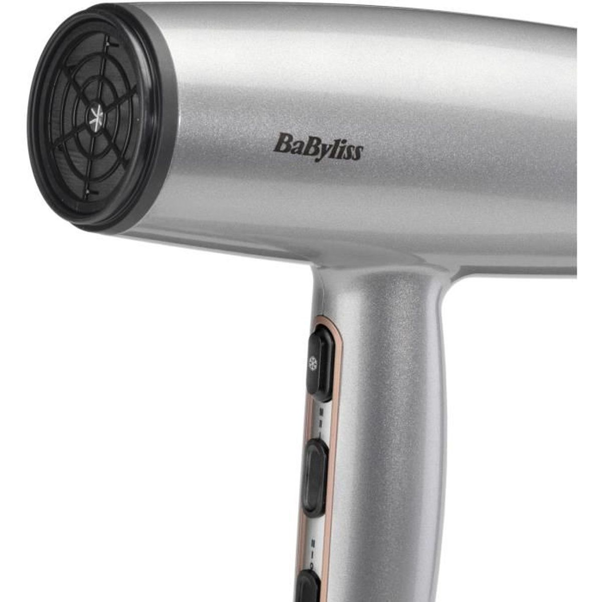 Se muestra un secador de pelo Babyliss plateado. Tiene una boquilla negra y botones en el mango. La marca es visible.