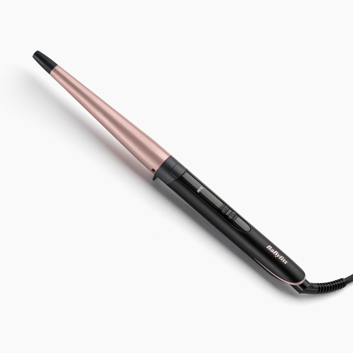 Una varita rizadora con barril dorado rosa y mango negro, en una superficie blanca. Se ve la marca 'BaByliss'.