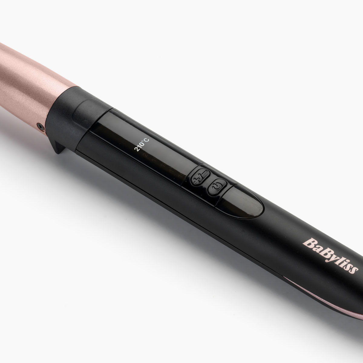 Una plancha rizadora negra y oro rosa con pantalla digital que muestra 210°C y botones. La marca es BaByliss.