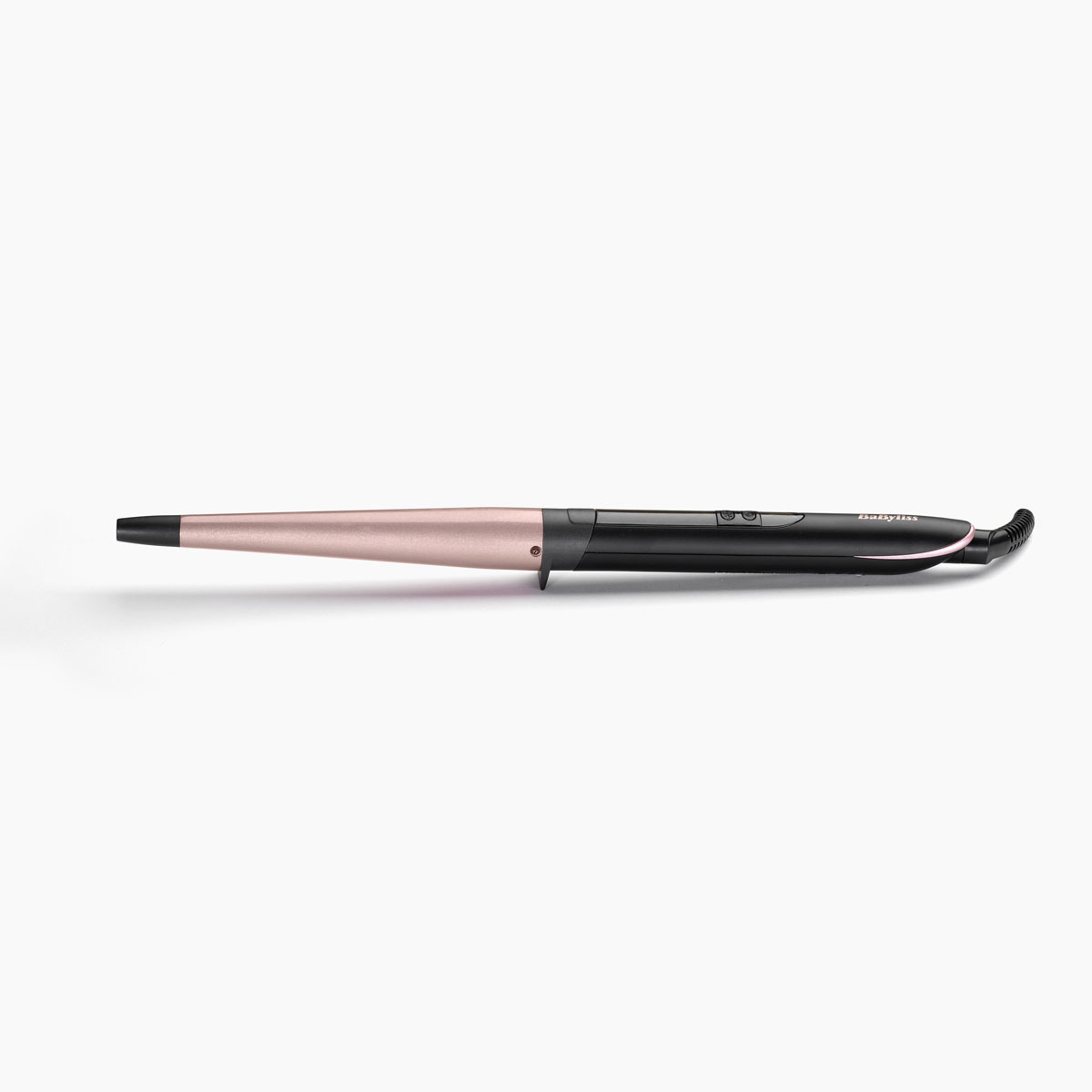 Una plancha rizadora descansa sobre una superficie blanca. Tiene un barril cónico en oro rosa y un mango negro. La marca, Babyliss, es visible.
