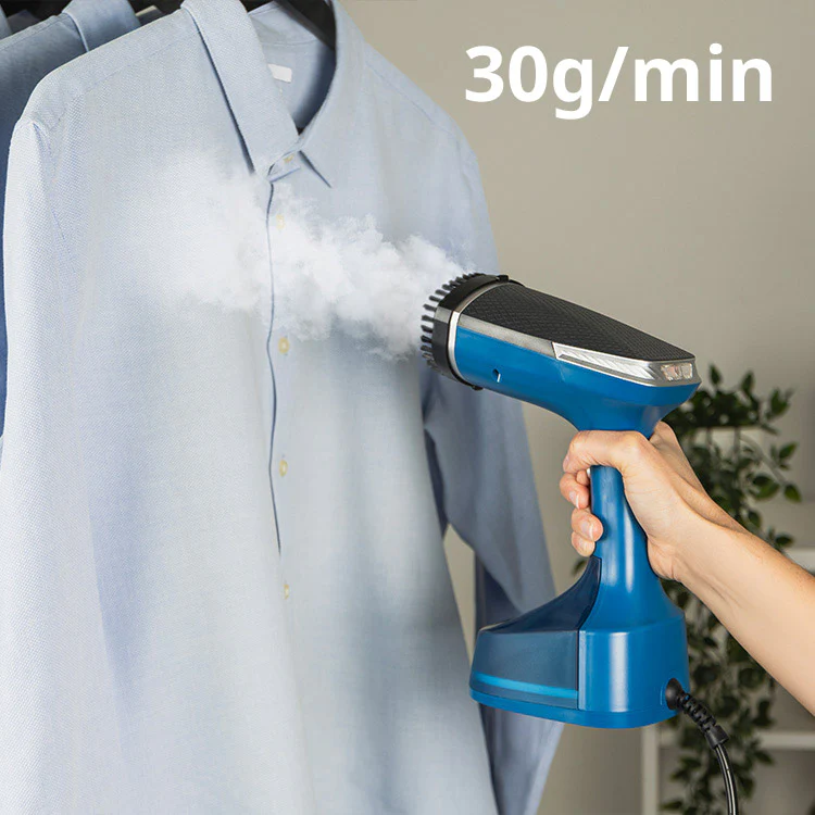 Un vaporizador azul planchando una camisa azul claro. Una mano sostiene el vaporizador, texto '30g/min' visible.