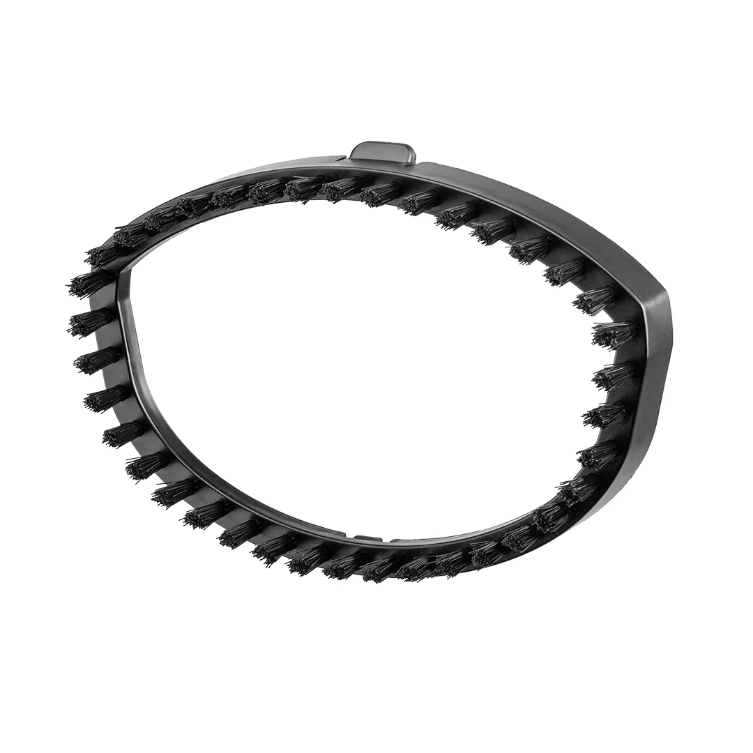 Un cabezal de cepillo negro y circular con cerdas. Se utiliza para limpiar. Fondo blanco.