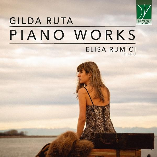 Albumcover: Frau im Kleid sitzt auf Koffern. Titel: Gilda Ruta Piano Works. Künstler: Elisa Rumici. Hintergrund: Meer und Himmel.