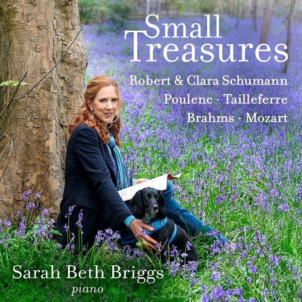 Frau mit Hund in einem Glockenblumenfeld, Albumcover. Text: Small Treasures von Sarah Beth Briggs.