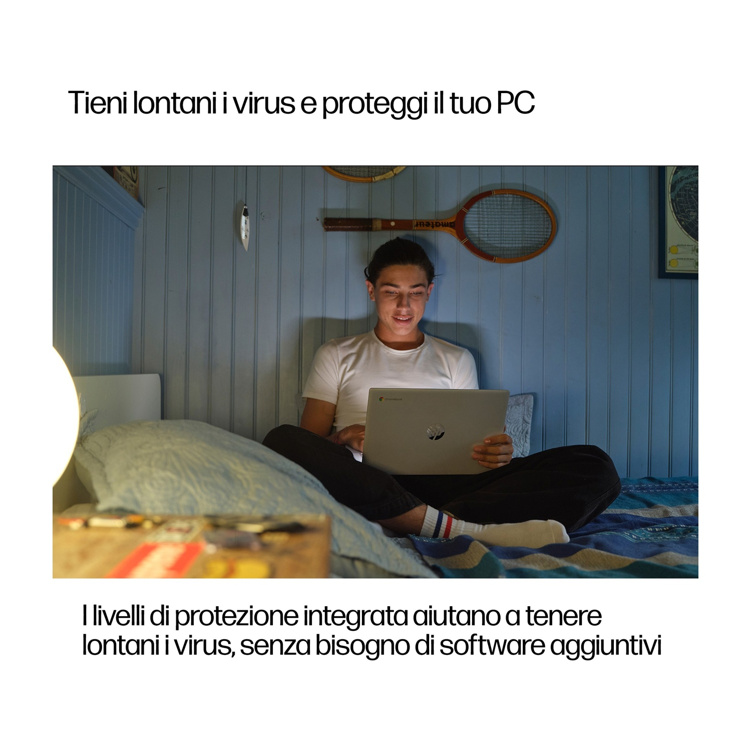 Una persona è seduta su un letto con un laptop. Una racchetta da tennis è appesa al muro. Testo: Tieni lontani i virus e proteggi il tuo PC.
