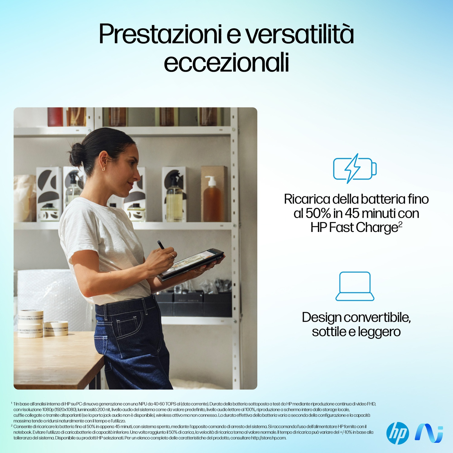 Donna con camicia bianca e jeans usa un tablet con stilo. Scaffali con oggetti sullo sfondo. Testo su batteria e design.