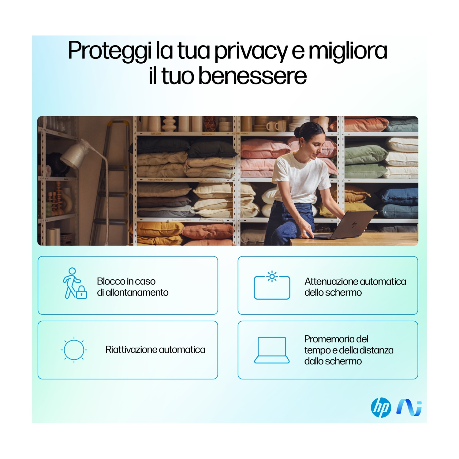 Donna usa un laptop in una stanza con scaffali di cuscini. Testo: Proteggi la tua privacy e migliora il tuo benessere. Logo HP.