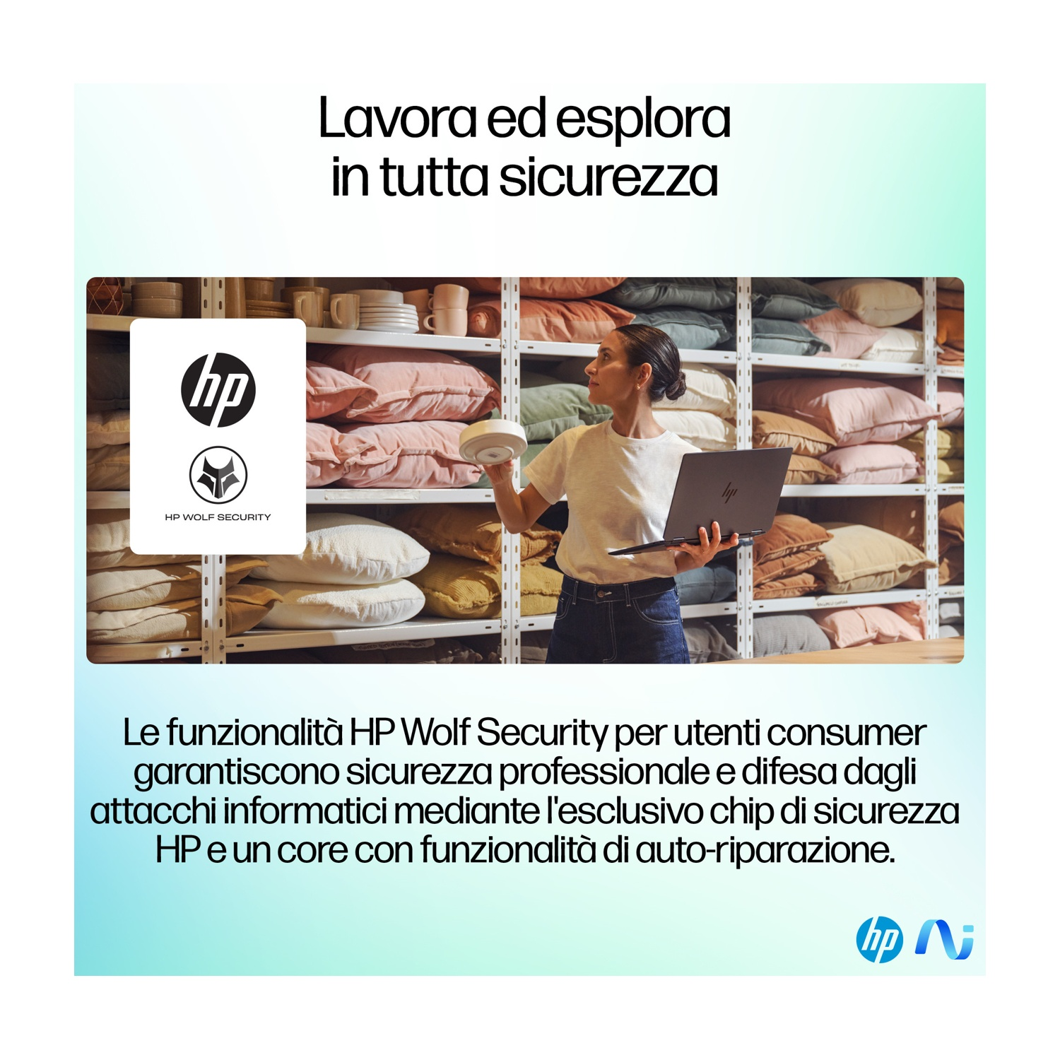 Donna con dispositivo e laptop di fronte a scaffali con cuscini. Logo HP visibile.