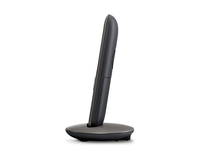 Ein schwarzes schnurloses Telefon befindet sich in seiner Ladestation. Das Telefon ist angewinkelt und zeigt die Seitenansicht. Der Hintergrund ist weiß.