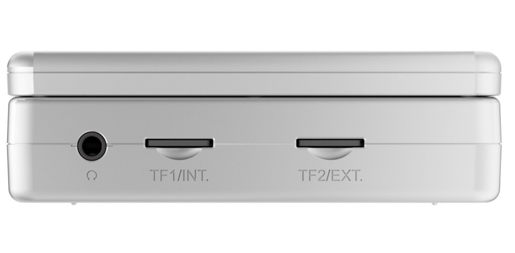 Zbliżenie białego urządzenia z gniazdem słuchawkowym, dwoma gniazdami kart oznaczonymi TF1/INT i TF2/EXT.
