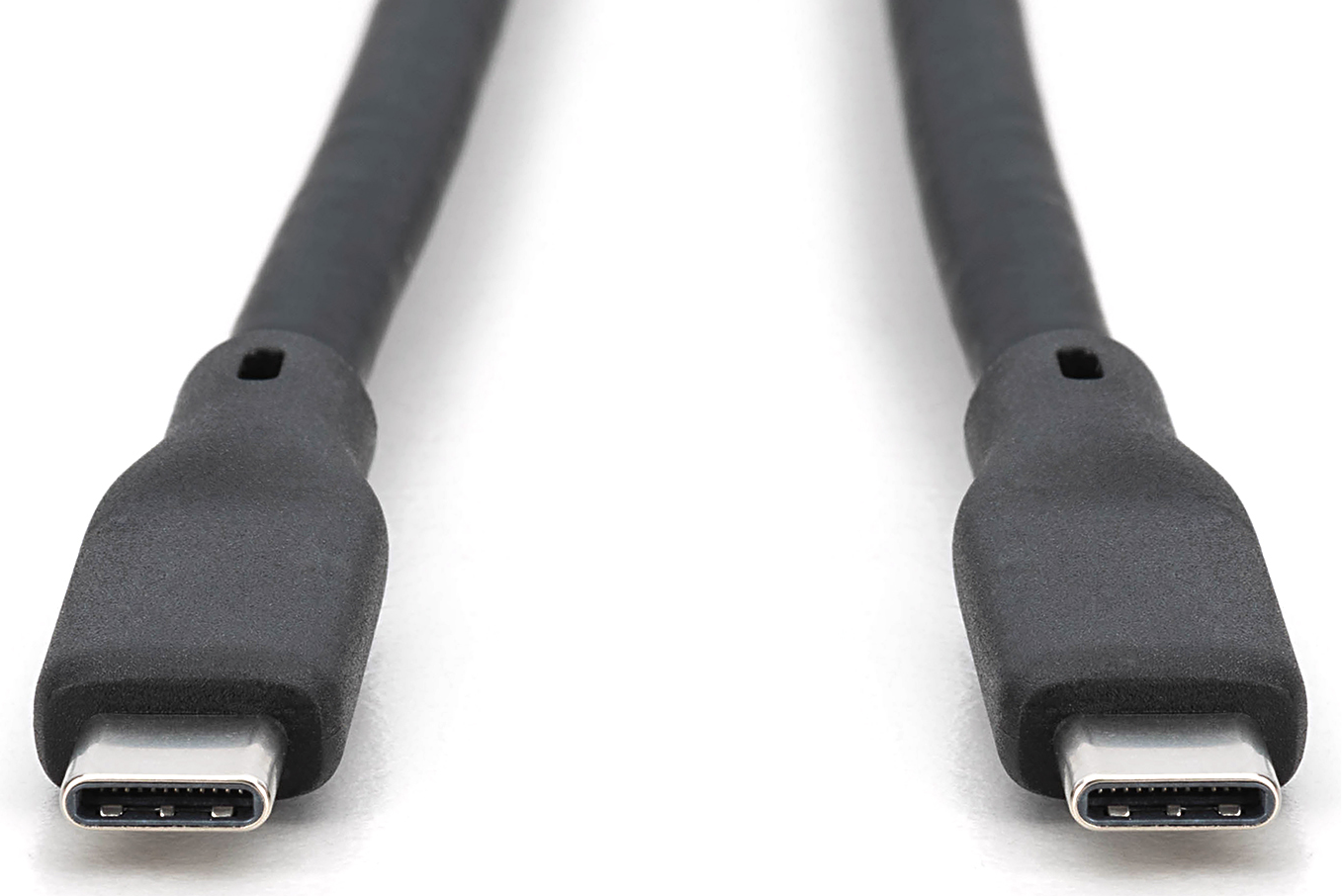 Zwei schwarze USB-C-Kabel, Stecker nach vorne, auf weißem Hintergrund. Die Stecker sind silberfarben. Kabel sind leicht gebogen.