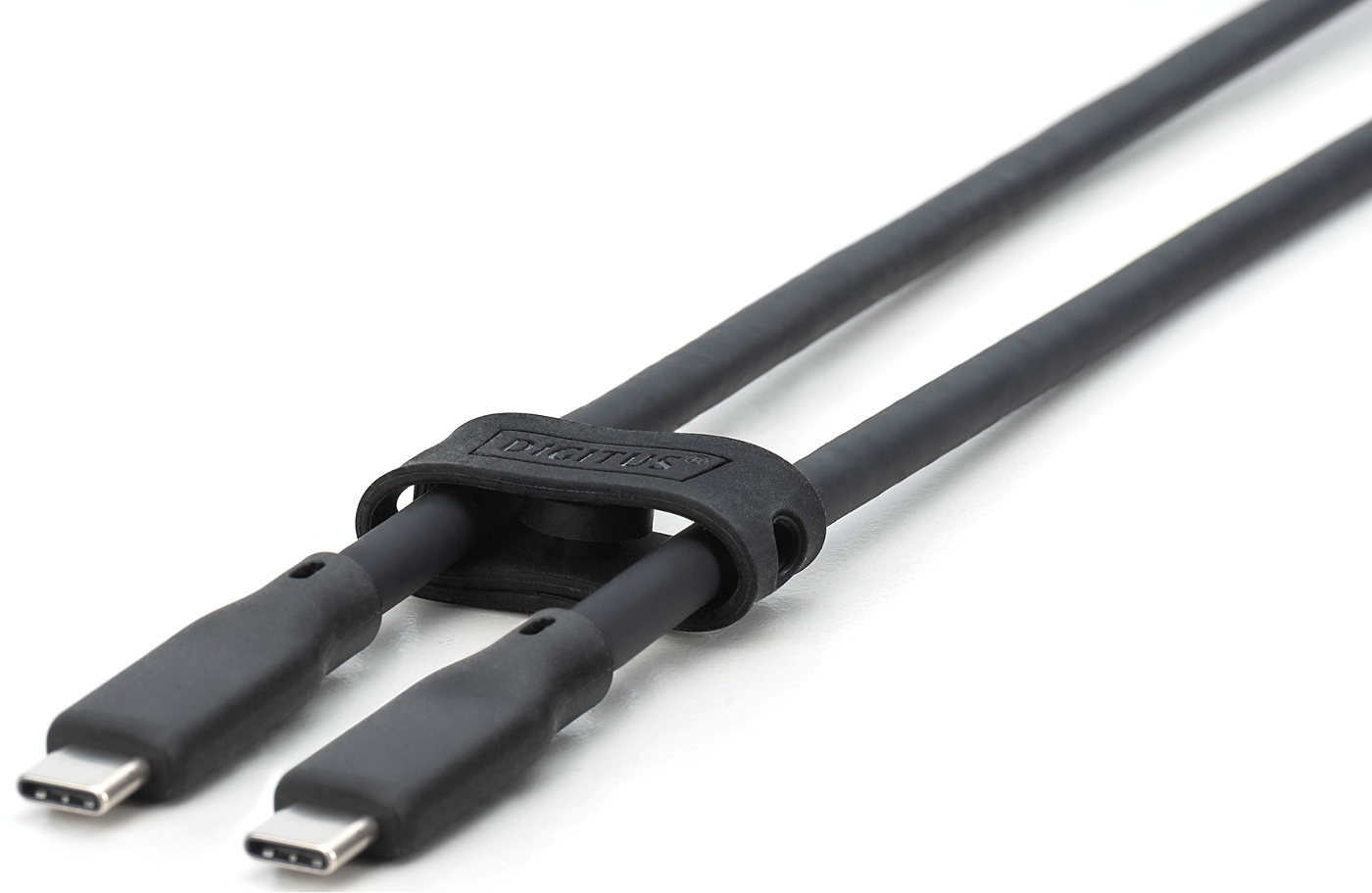 Zwei schwarze USB-C-Kabel, die von einem Digitus-Gurt gehalten werden. Weißer Hintergrund. Kabel liegen nebeneinander.