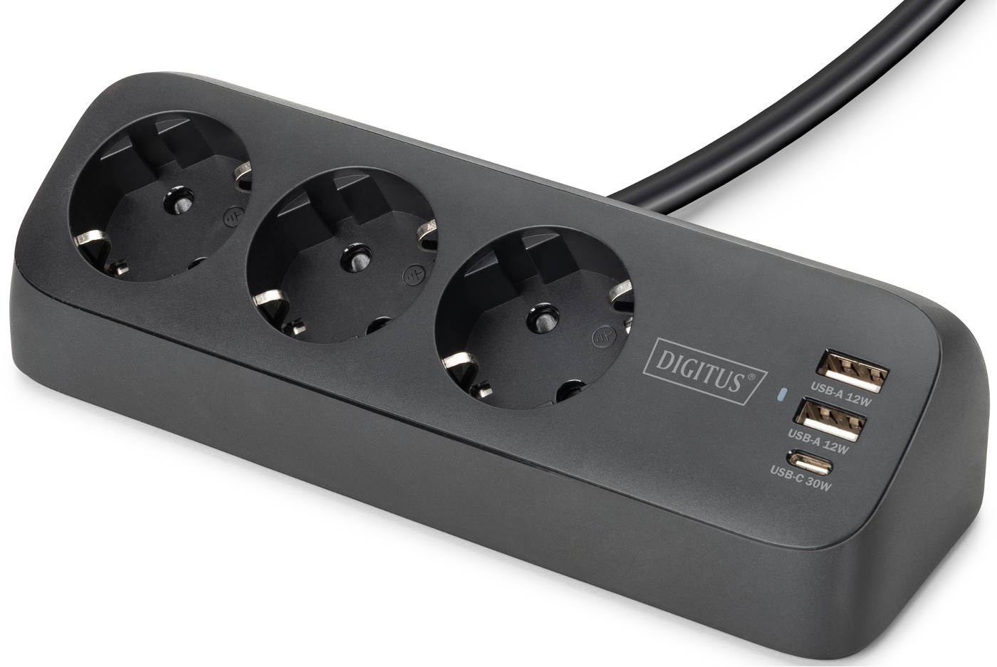 Eine schwarze Steckdosenleiste mit drei Steckdosen, zwei USB-A-Anschlüssen und einem USB-C-Anschluss. Ein schwarzes Netzkabel geht ab.