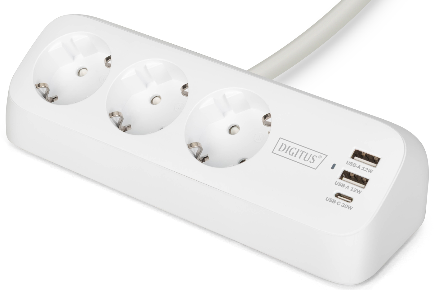 Eine weiße Steckdosenleiste mit drei Steckdosen, USB-Anschlüssen und einem Netzkabel. Die Marke ist Digitus.