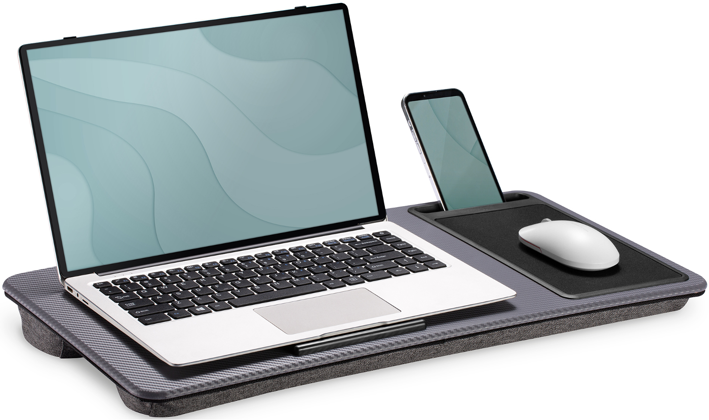 Laptop und Telefon auf einem Schoßschreibtisch. Eine weiße Maus liegt auf dem Schreibtisch. Der Laptop-Bildschirm zeigt ein hellblaues Design.