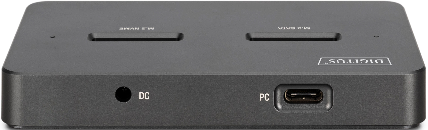 Ein dunkelgraues Gerät mit Schlitzen mit der Aufschrift 'M.2 NVME' und 'M.2 SATA'. Es hat einen DC-Anschluss und einen USB-C-Anschluss.