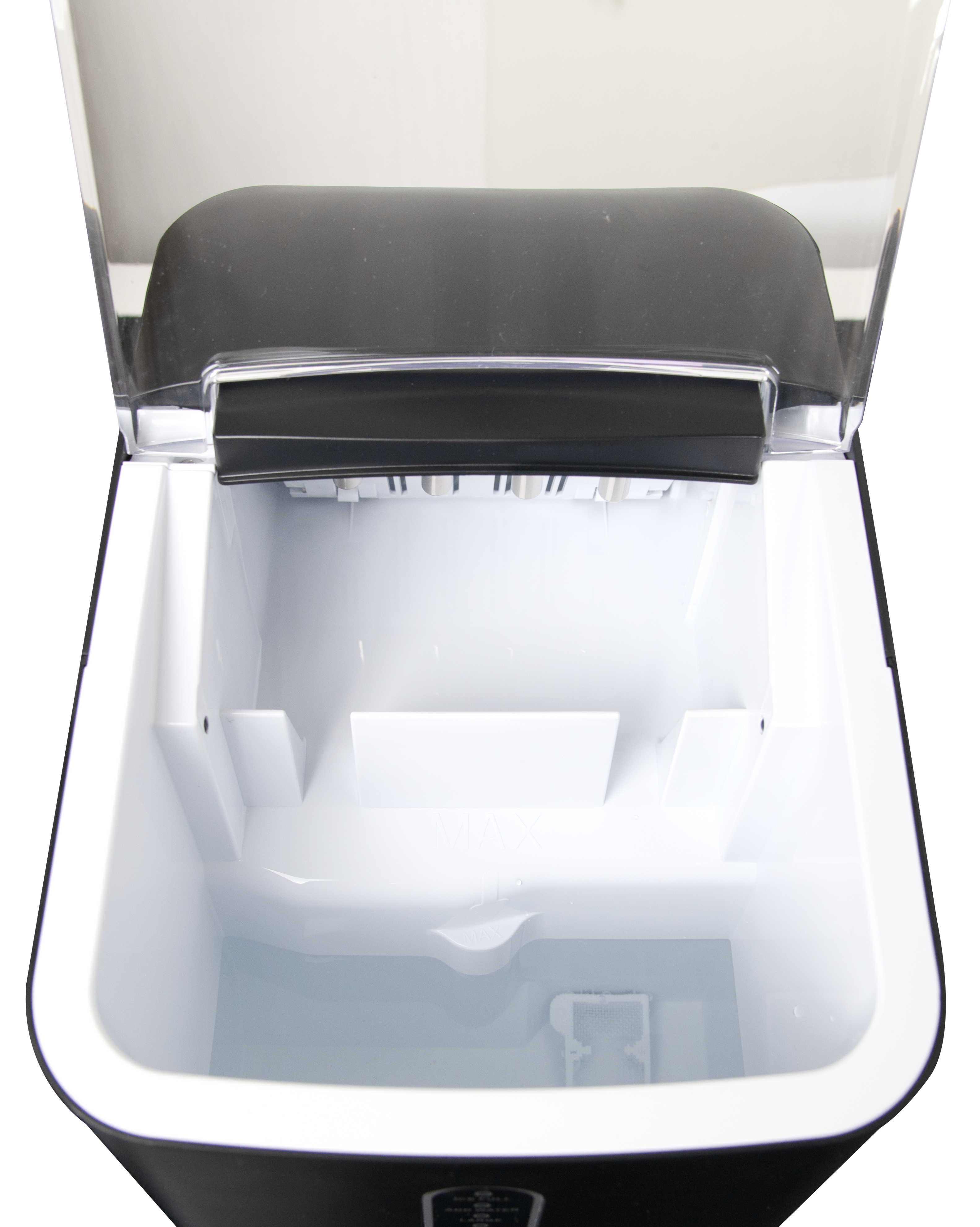 Otwarta czarna kostkarka do lodu z przezroczystą pokrywą ukazującą białe wnętrze i trochę wody.
