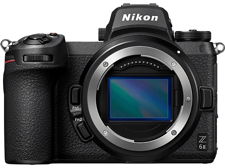 Una cámara Nikon Z 6II negra con montura de lente, botones y diales. El logotipo de Nikon está en la parte superior. El fondo es verde.