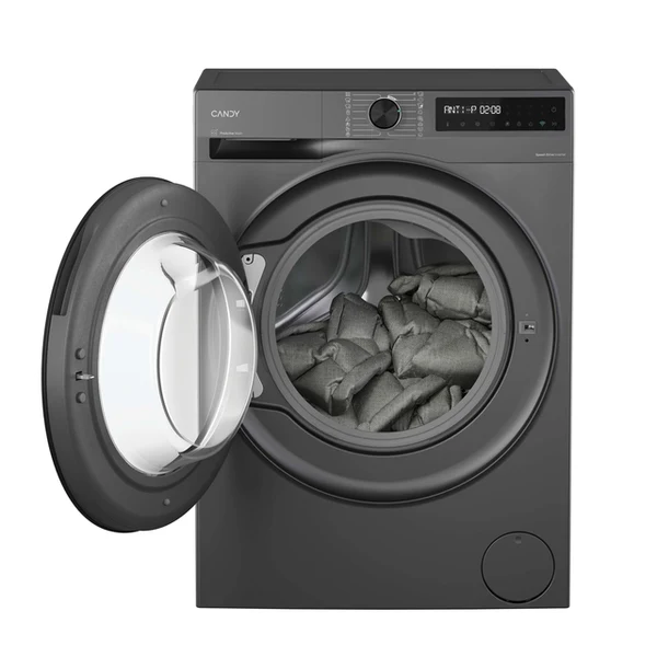 Una lavadora gris oscuro, puerta abierta. Dentro, se ven objetos grises. La máquina tiene una pantalla digital y la marca 'CANDY'.
