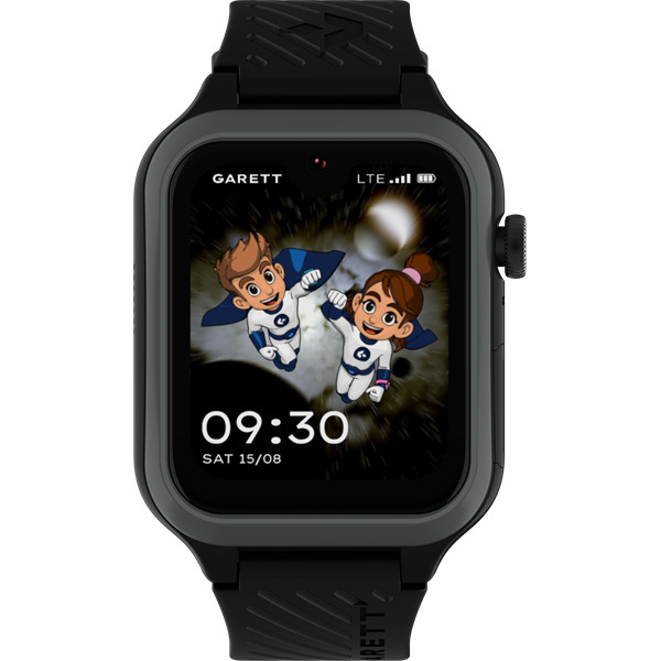 Czarny smartwatch z kreskówkowym wyświetlaczem dwóch dzieci w kostiumach superbohaterów. Godzina 09:30, a data to sobota 15/08.