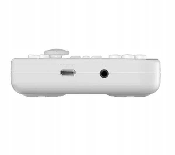 Widok z boku białej konsoli do gier przenośnej z przyciskami, joystickiem, portem USB-C i gniazdem słuchawkowym. Tło jest białe.