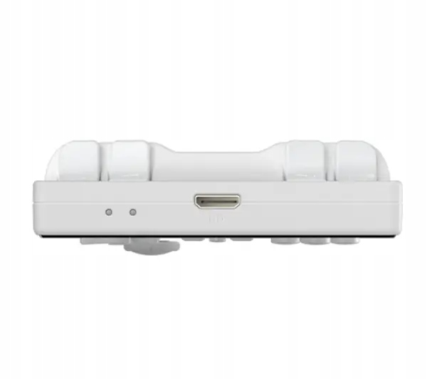 Białe urządzenie z portem ładowania i przyciskami. Urządzenie jest prostokątne i ma zakrzywioną górę.