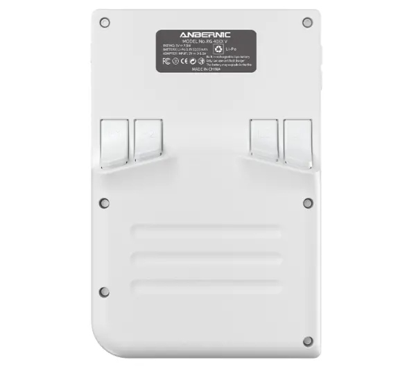 Tył białej przenośnej konsoli do gier. Posiada przyciski, sloty oraz tekst wskazujący model i specyfikację.