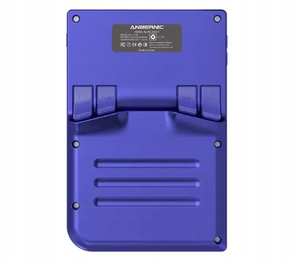 Tył fioletowej konsoli do gier Anbernic RG405V. Posiada przyciski, otwory wentylacyjne i naklejkę ze szczegółami.
