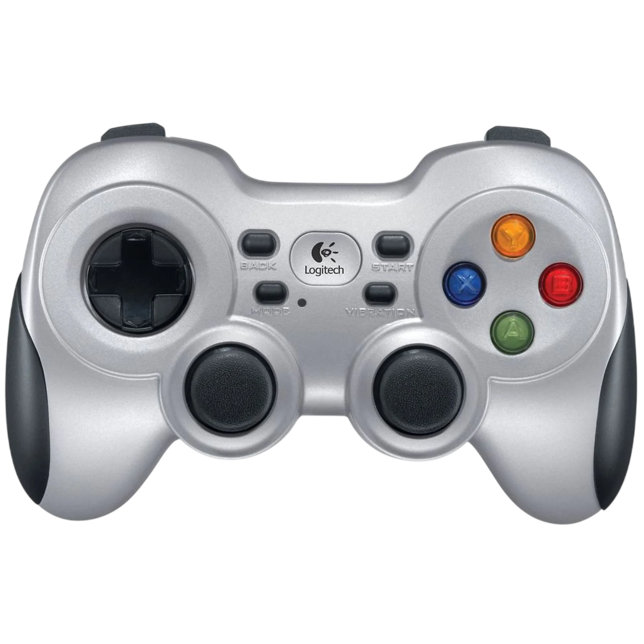 Siyah zemin üzerinde gümüş Logitech oyun kumandası. Düğmeler, yön tuşları ve analog çubuklar bulunur.