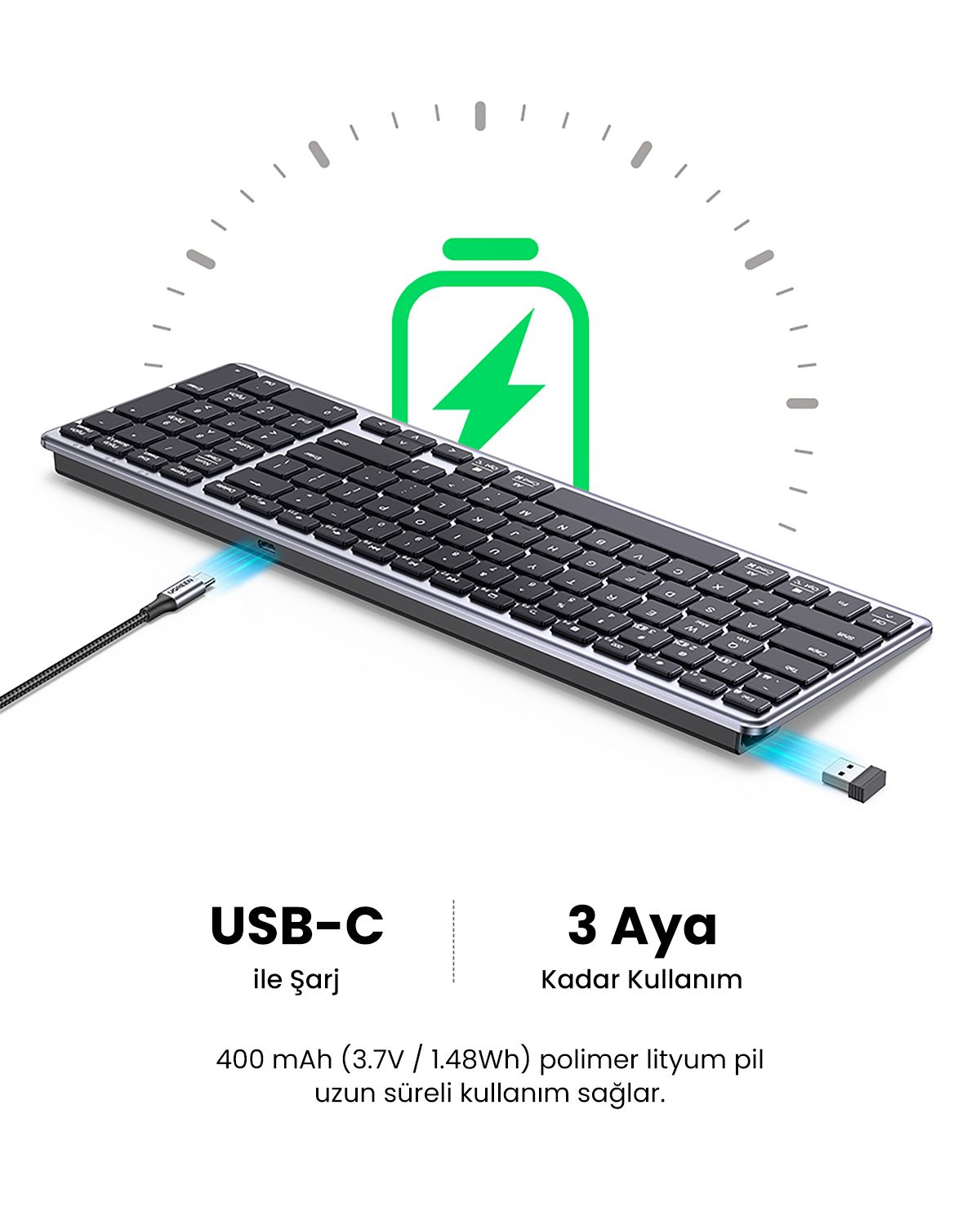 Siyah bir klavye USB-C kablosuyla bağlı. Üstte yeşil bir pil simgesi var. Metin, USB-C şarjı ve 3 aylık kullanımını gösterir.