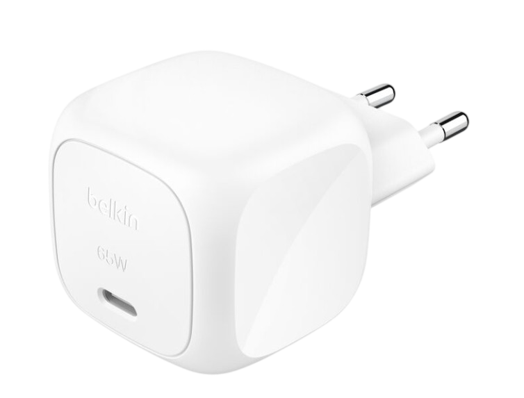 USB-C bağlantı noktasına ve iki metal çatal iğnesine sahip beyaz bir Belkin 65W şarj cihazı. Şarj cihazı siyah bir arka plan üzerinde.