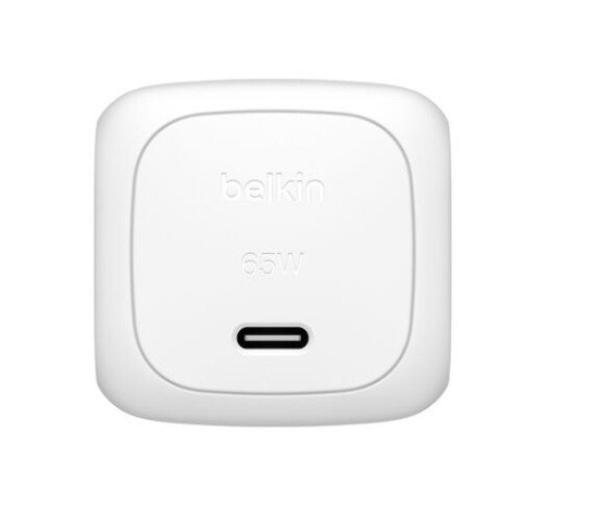 USB-C portlu beyaz bir Belkin 65W şarj cihazı. Belkin logosu ve 65W önde basılıdır.