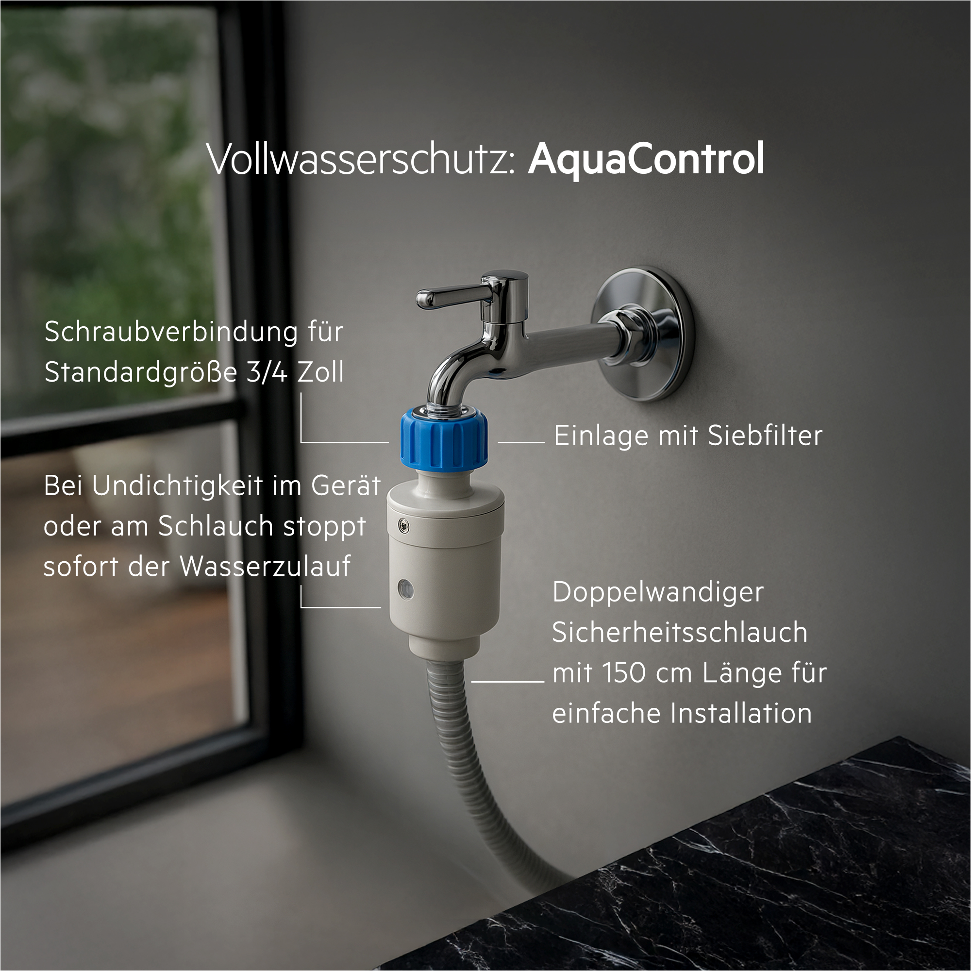 Ein Wasserkontrollgerät ist an einen Wasserhahn angeschlossen, mit Text auf Deutsch. Das Gerät hat einen blauen Ring und einen Sicherheitsschlauch.