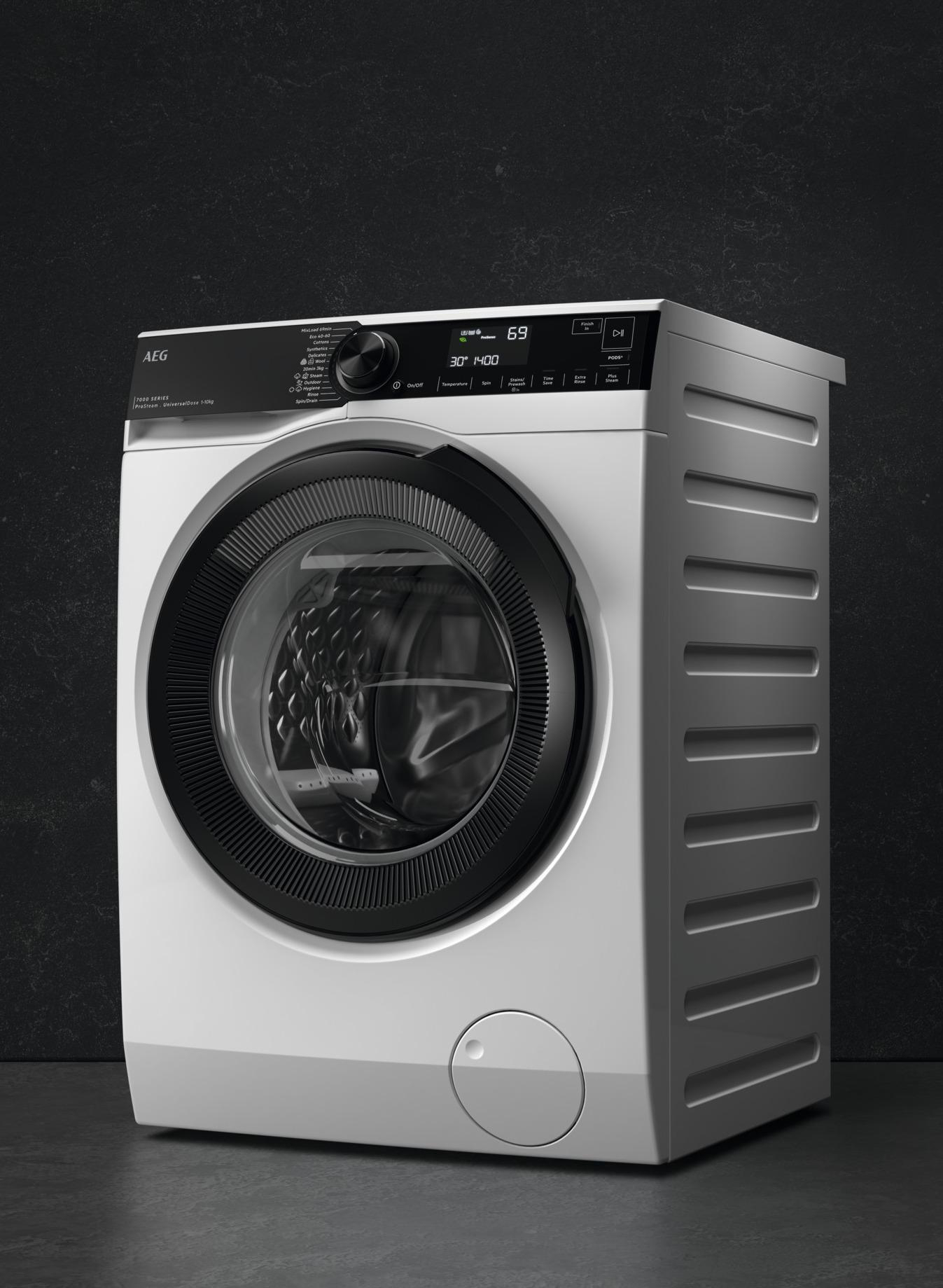 Eine weiße AEG-Waschmaschine mit schwarzer Tür. Sie hat ein digitales Display mit Einstellungen. Der Hintergrund ist dunkelgrau.