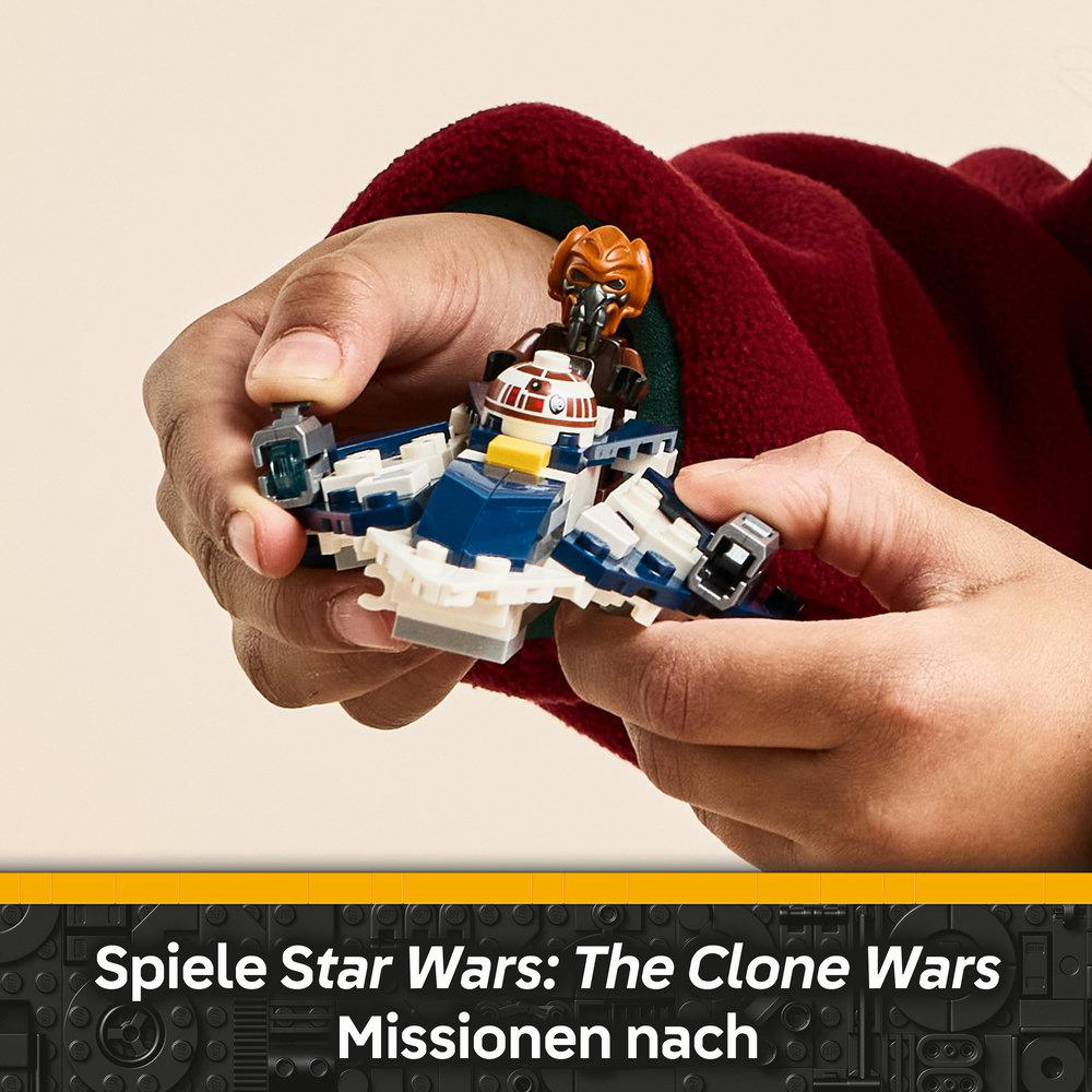 Eine Person hält ein Lego Star Wars Schiff. Das Schiff ist blau, weiß und gelb. Eine Figur sitzt im Cockpit. Der Hintergrund ist eine rote Jacke.