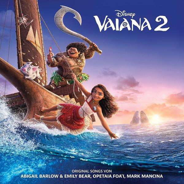 Moana und Maui auf einem Boot, Schwein an der Seite. Moana fällt vom Boot. Meer und Himmel sind blau. Vaiana 2 Logo.