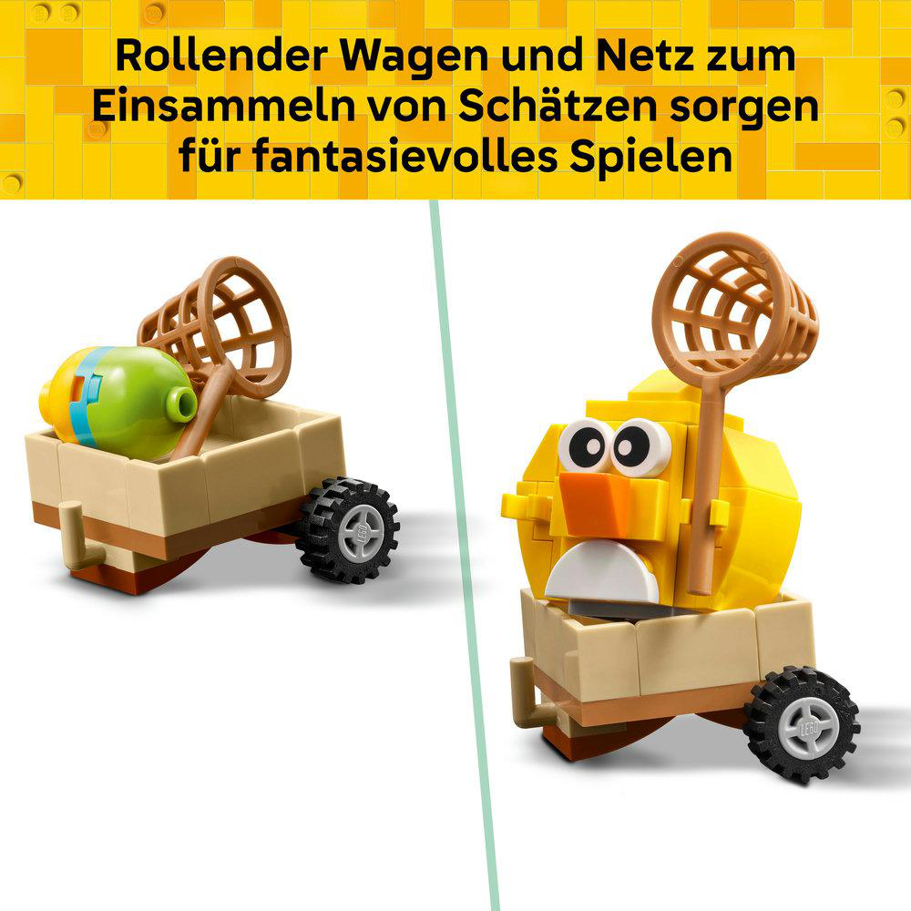 Zwei Spielzeugautos mit Netzen. Eines ist grün und blau, das andere gelb. Beide stehen auf einer weißen Oberfläche mit Text.