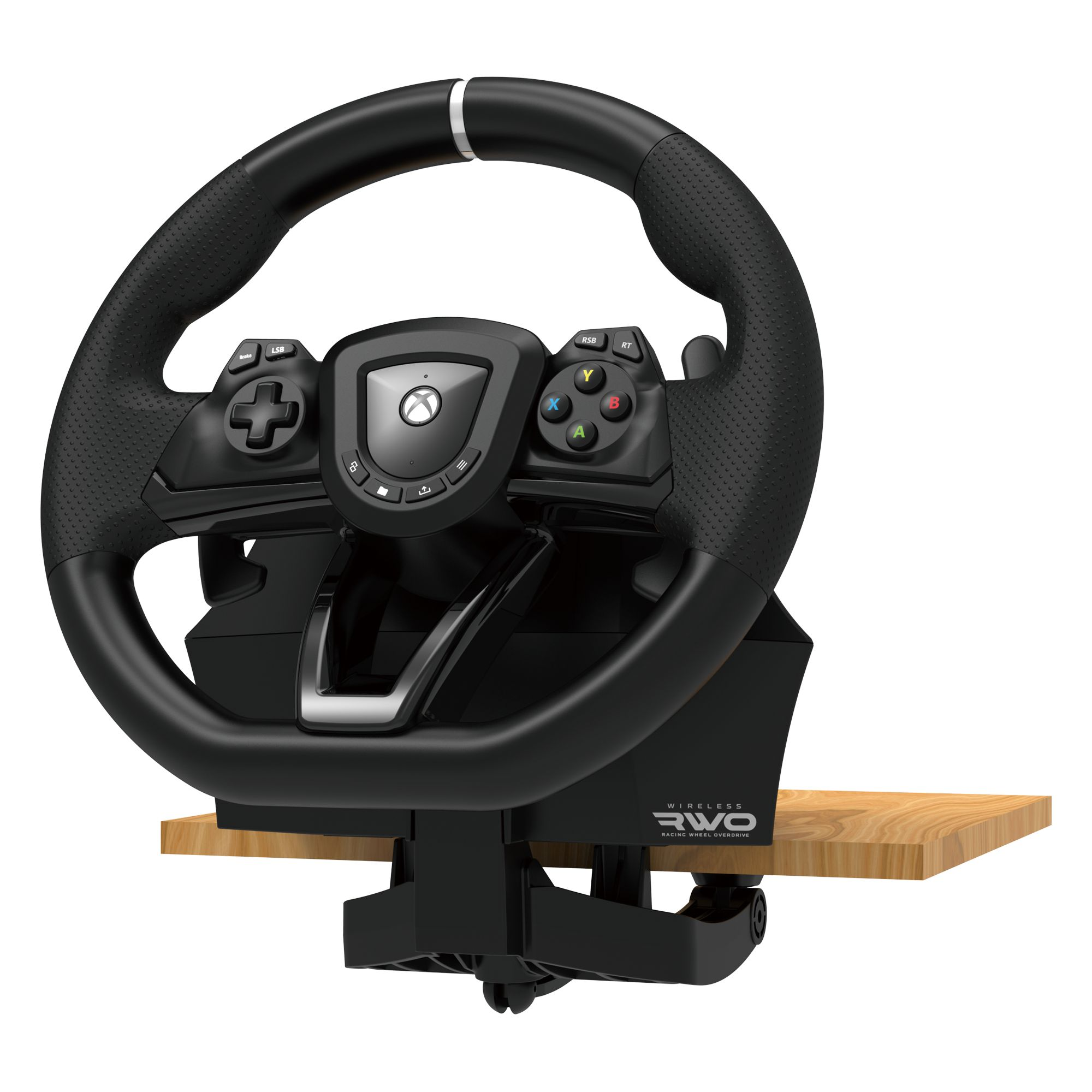 Ein schwarzes Rennlenkrad mit Knöpfen, einer schwarzen Basis und einem Holzregal. Das Lenkrad hat einen weißen Streifen.