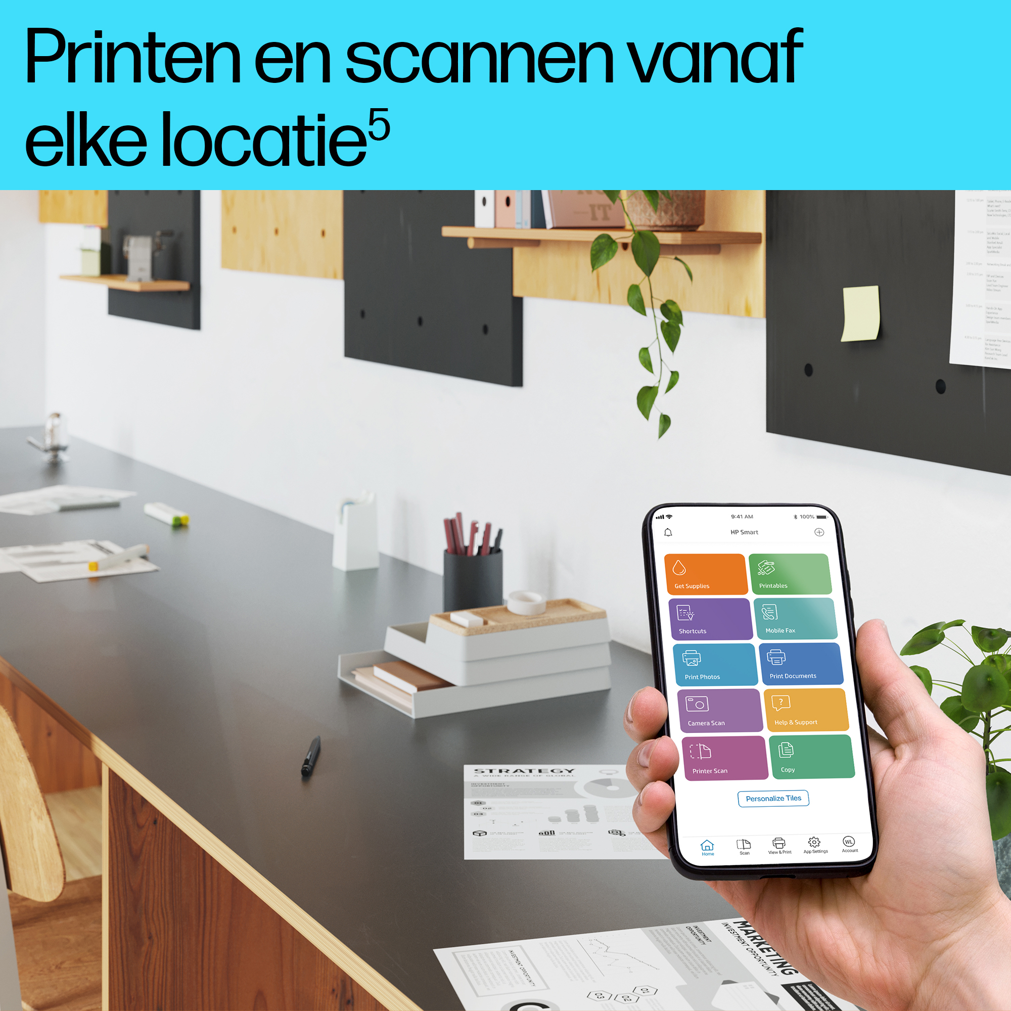Een persoon die een telefoon met de HP Smart-app vasthoudt, afdrukt en scant vanaf elke locatie.