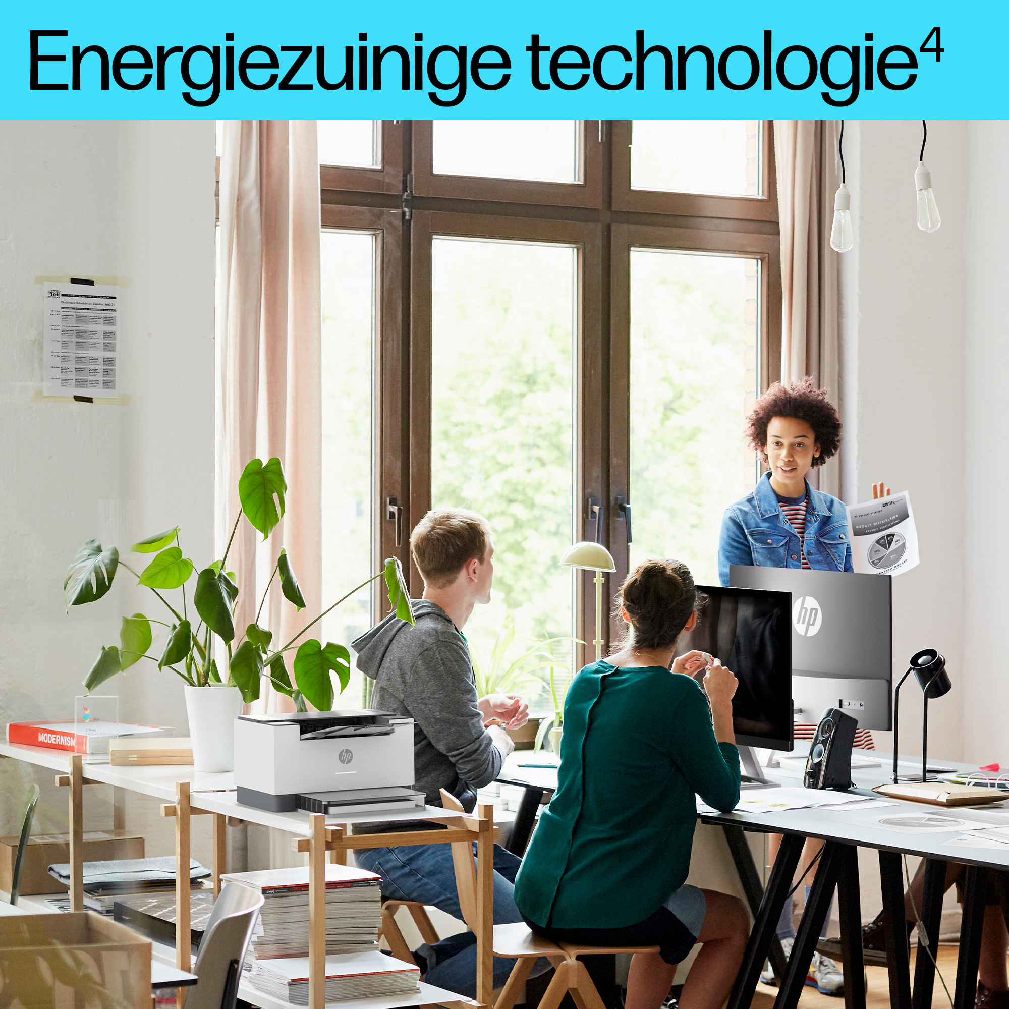 Kantoorscène met mensen die op computers werken, een vrouw die een grafiek presenteert en een printer op een plank.
