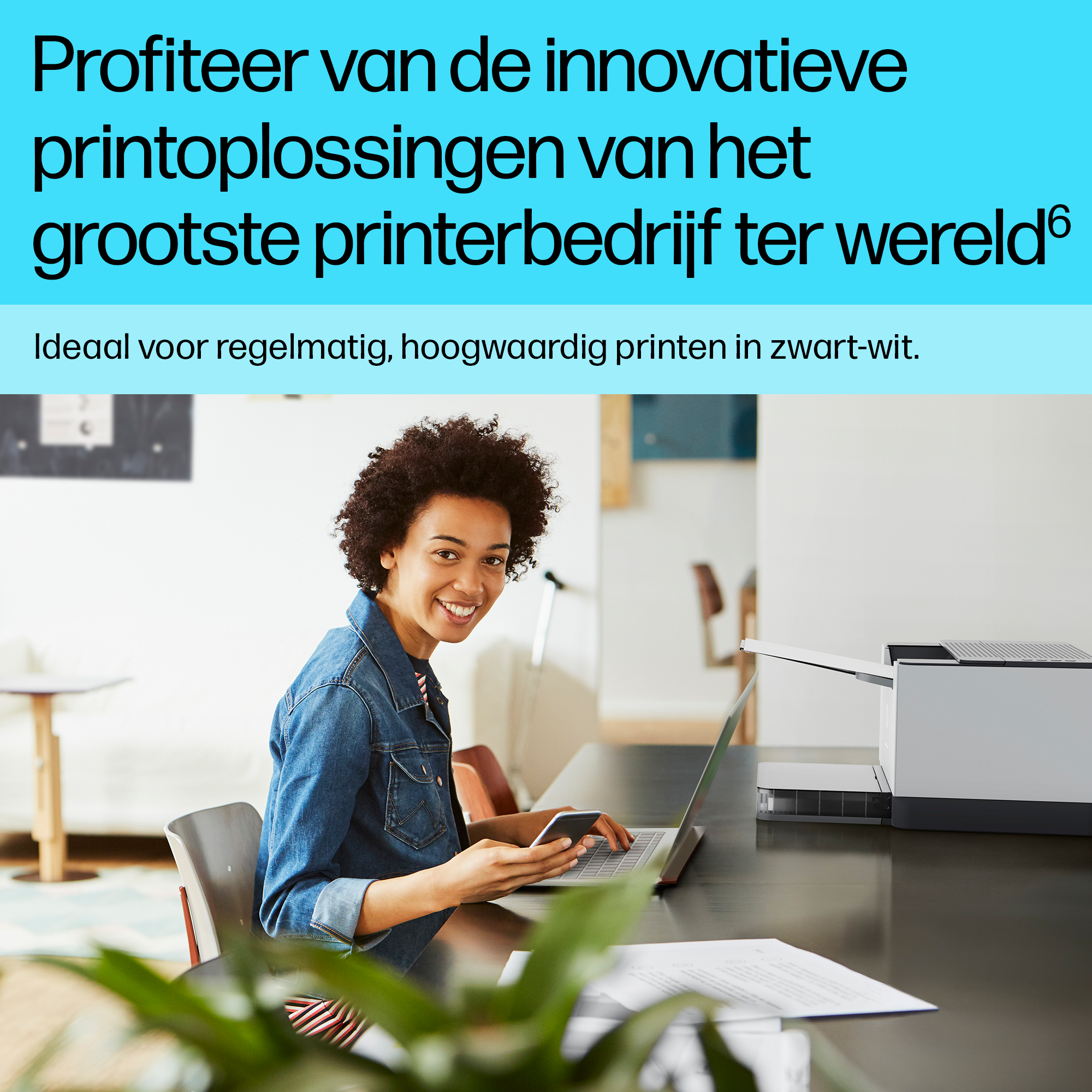 Een vrouw glimlacht terwijl ze op een laptop werkt, met een printer op de achtergrond, tekst overlay.