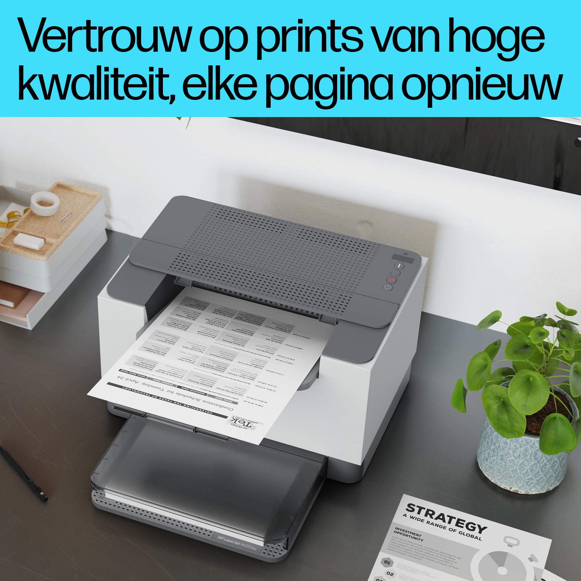 Een printer die een document afdrukt op een bureau. Een plant en documenten liggen op het bureau.