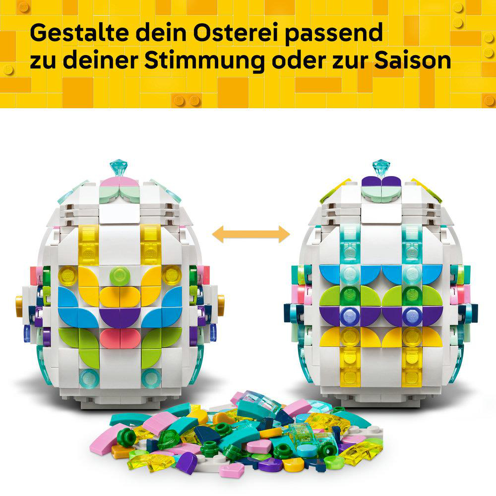 Zwei Lego-Ostereier, eines zusammengebaut, eines zerlegt. Pfeile zeigen zwischen ihnen. Bunte Steine sind darunter verstreut.