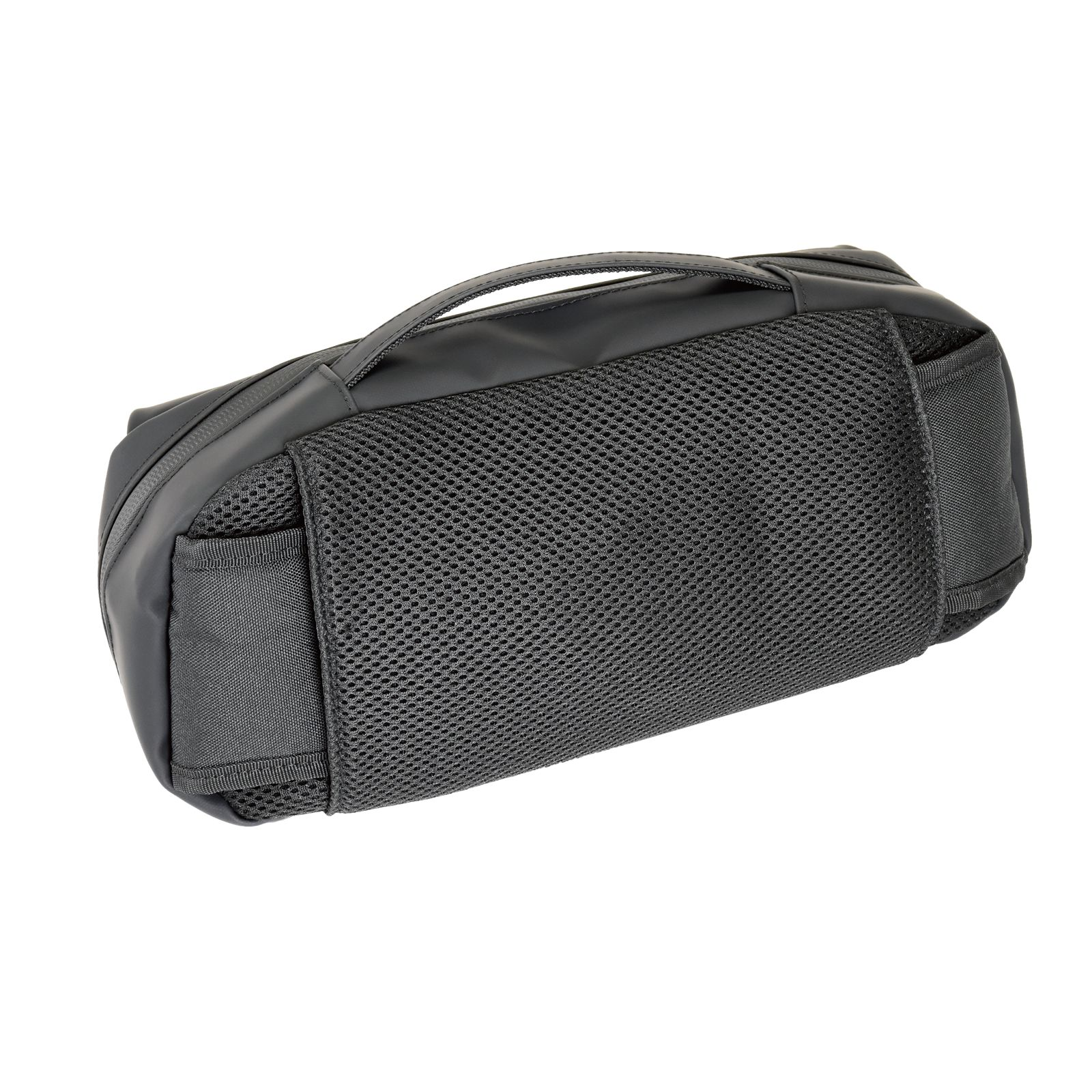 Eine schwarze, rechteckige Tasche mit Netzrücken und Griff wird auf weißem Hintergrund gezeigt.