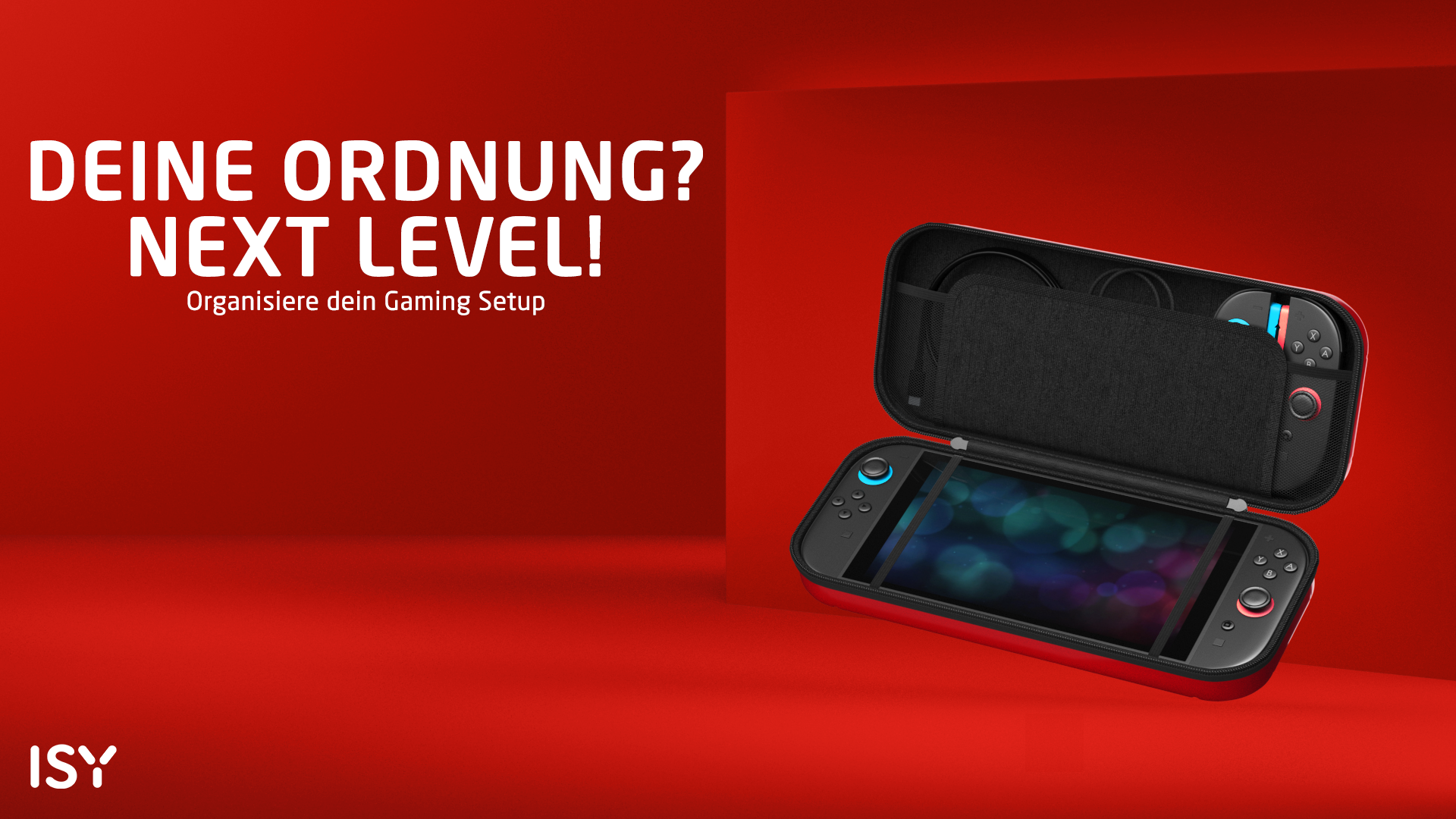 Roter Hintergrund mit einer Spielekonsole in einem schwarzen Koffer. Text: 'DEINE ORDNUNG? NEXT LEVEL!'